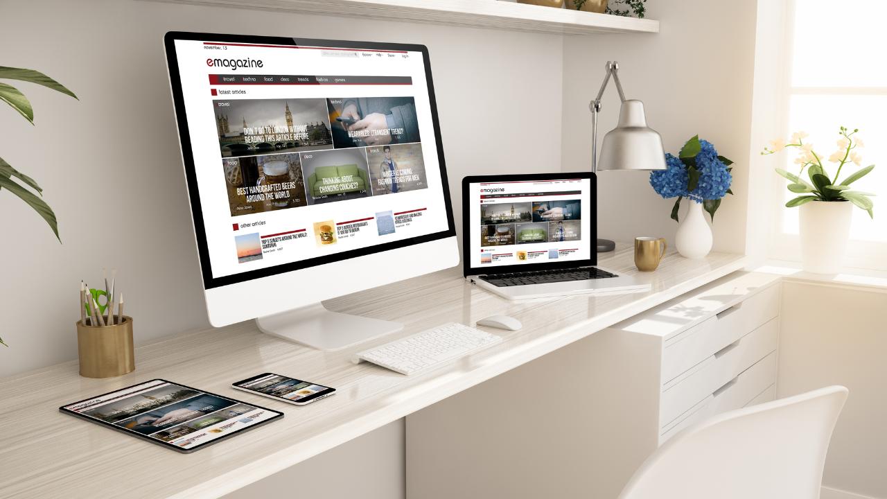Home office com um computador e laptop mostrando uma página explicando por que ter um site.